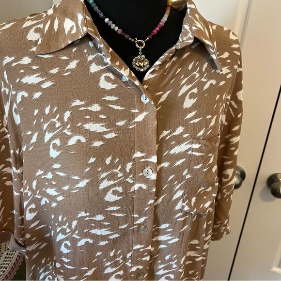 Jodifl Boutique Tan White Animal Style Print Short Sleeve Button Up Blouse Sz L - Picture 4 of 11